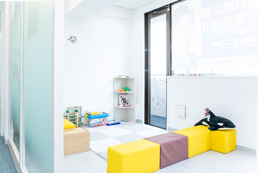 小児矯正は、お子さまの将来の歯並びや口腔環境に大きな影響を与える重要な治療